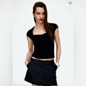 RIBBED SWEETHEART-NECK TOP